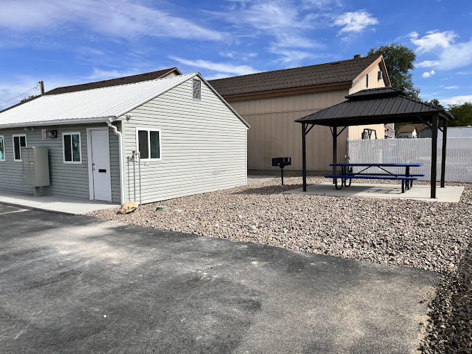 The covered picnic and barbecue area at High Desert RV Park